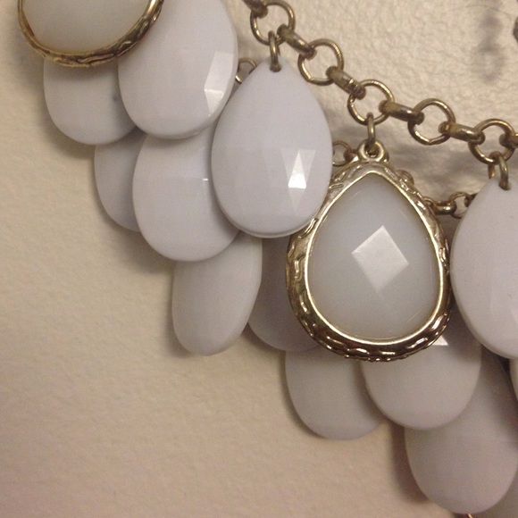 White and gold statement necklace - Picture 3 of 3