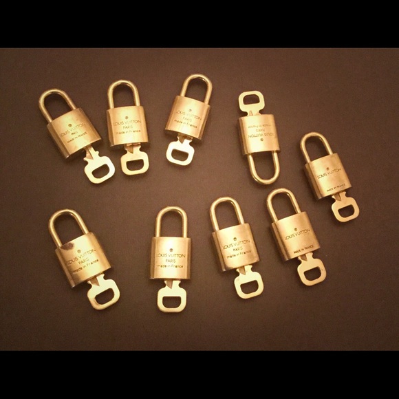 Authentic Louis Vuitton keylock - Picture 2 of 3