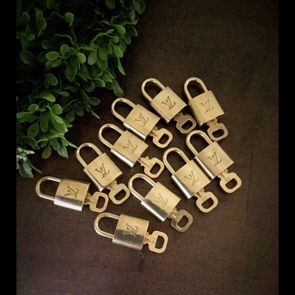 Authentic Louis Vuitton keylock - Picture 3 of 3