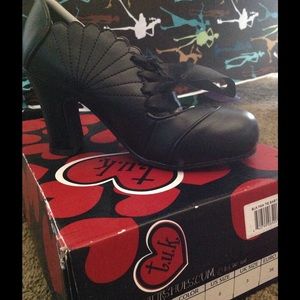 NIB T.U.K. Tuk fan tie baby doll heels