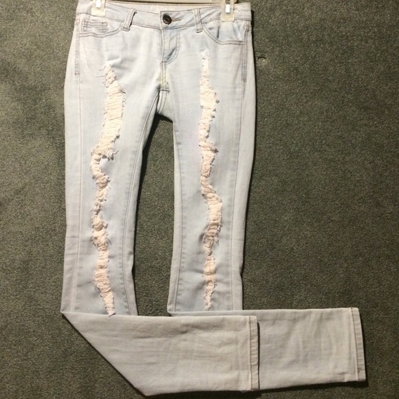 CHIQLE DISTRESSED LIGHT WASH JEANS
