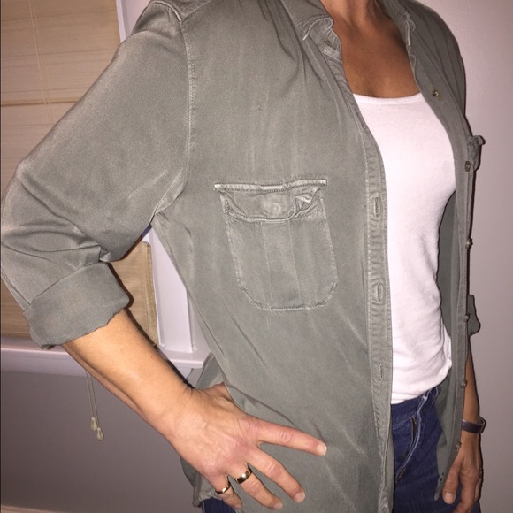 American Eagle Button Up