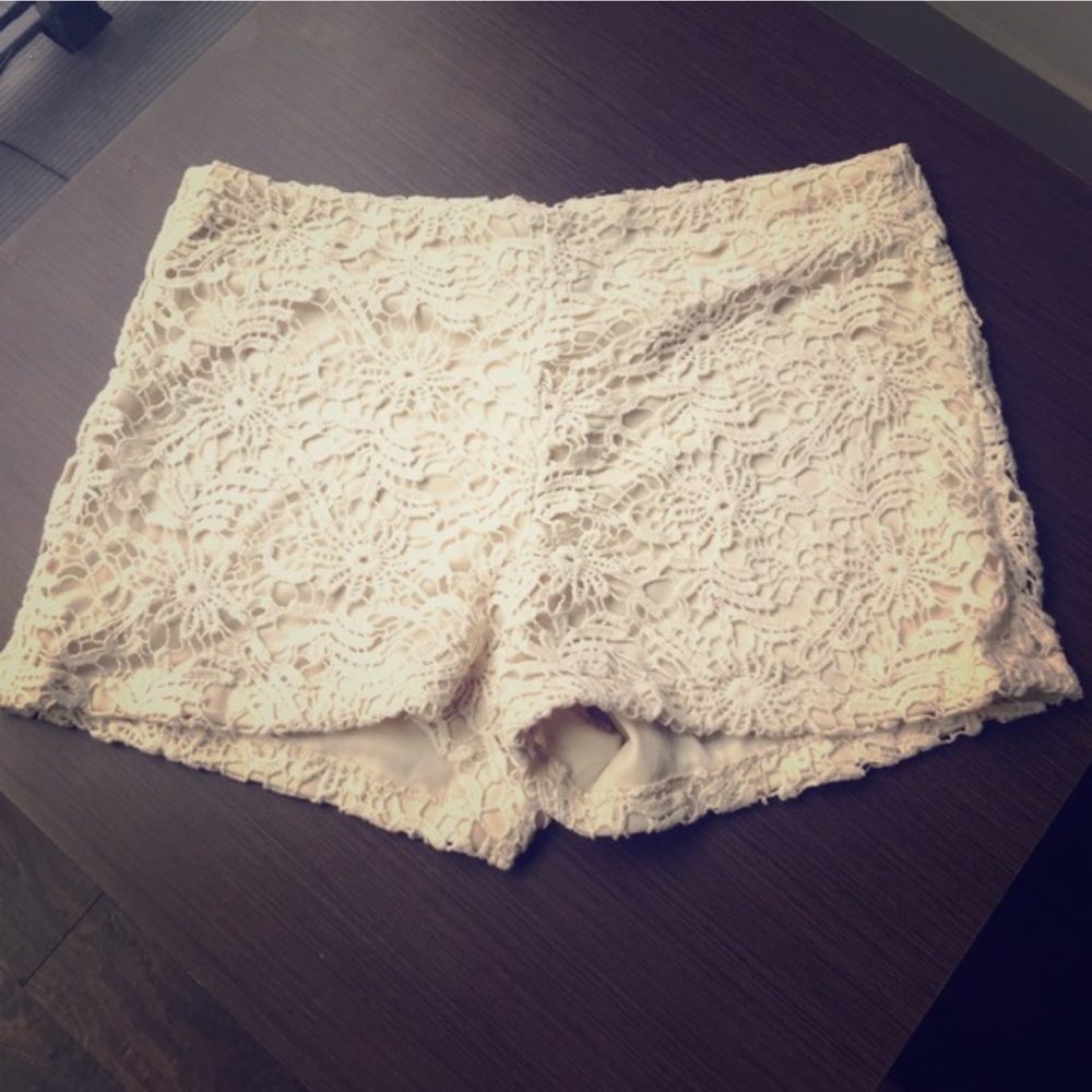 • Monteau Lace Shorts in Cream •