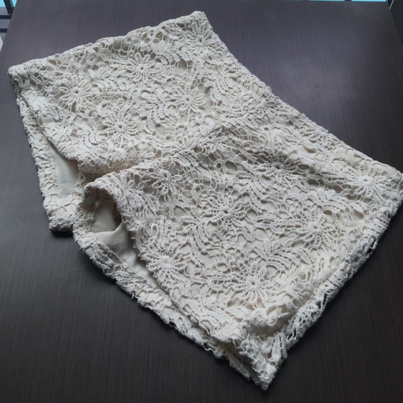 • Monteau Lace Shorts in Cream • - Picture 4 of 4