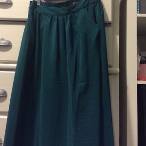 Green maxi skirt with pockets