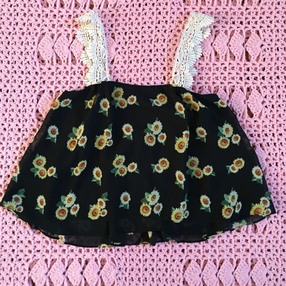 🌻Forever 21 High-Low Top🌻