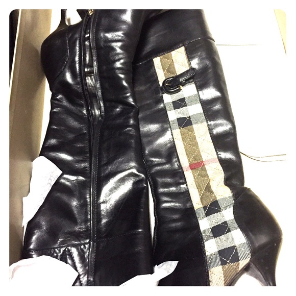 Burberry boots - Picture 1 of 4