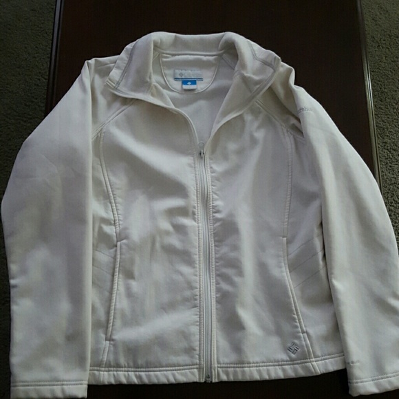 White zip up woman's Columbia jacket