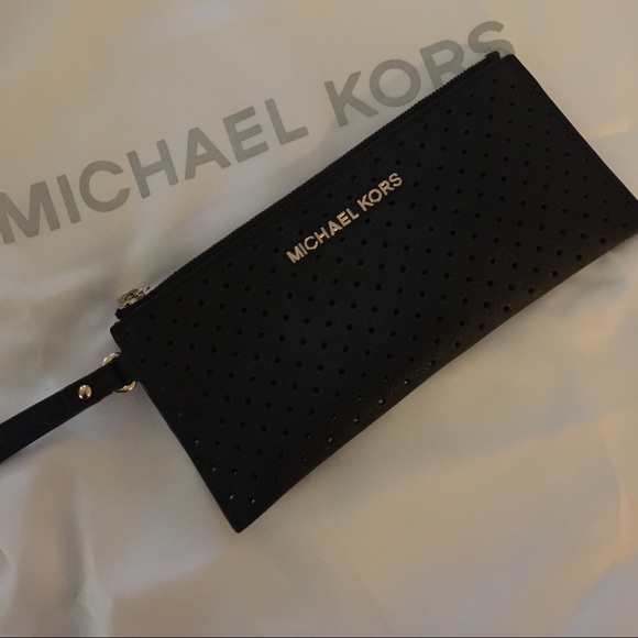 🔴Sold!!!🔴Michael Kors Perforated Wallet/wristlet - Picture 1 of 4
