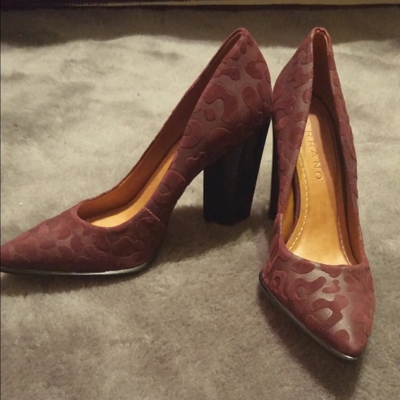 Purple valuer pumps. Carrono!!
