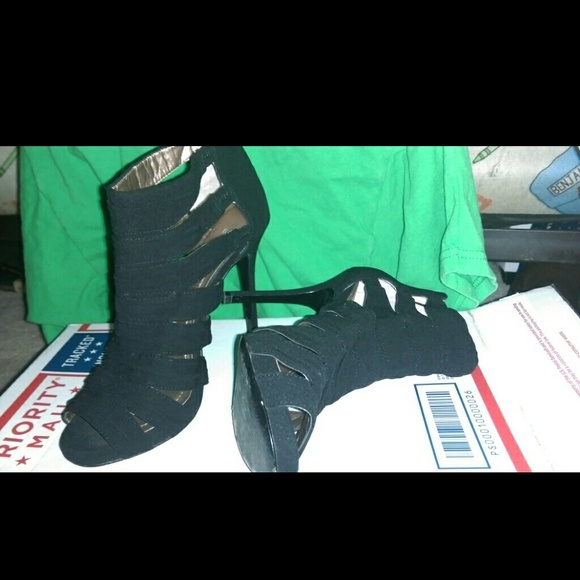 BCBG Generation black heels