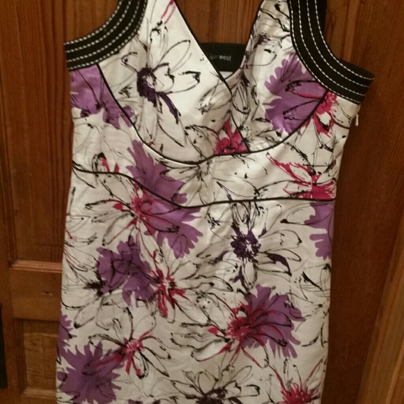 Dresses - Picture 2 of 3