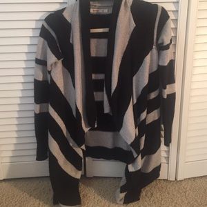 Old navy flyaway sweater size xs black grey