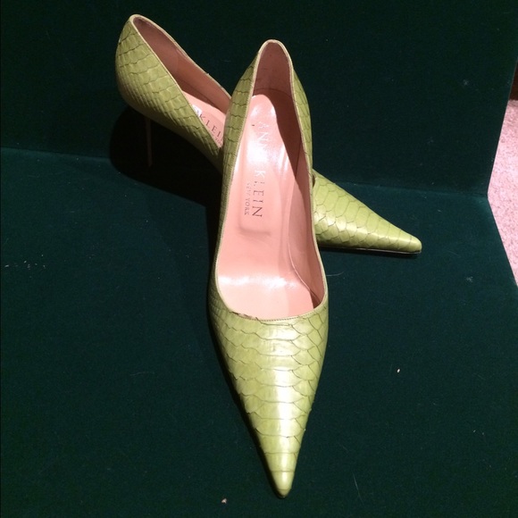 Green scale Anne Klein pumps