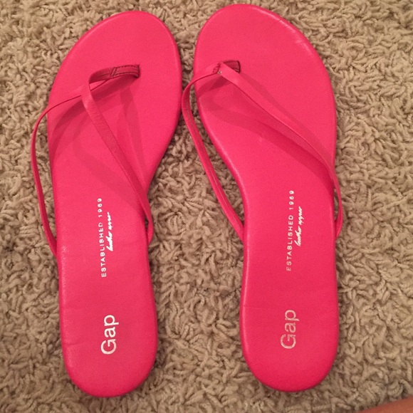hot pink flip flops from GAP