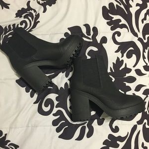 Chunky Heel Chelsea Boots