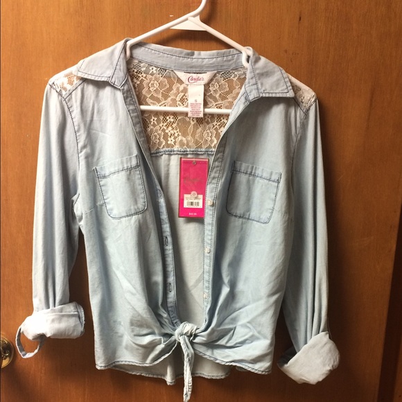 Candie's Tops - NWT 🎉 button down shirt