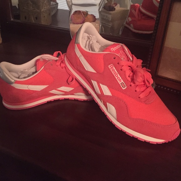 Pink Reebok classic