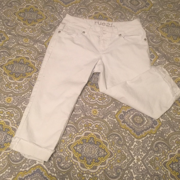 Rue 21 white capris
