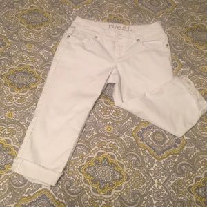 Rue 21 white capris