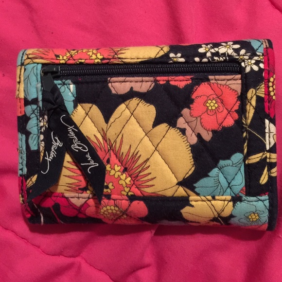 SOLD Vera Bradley wallet - Picture 4 of 4