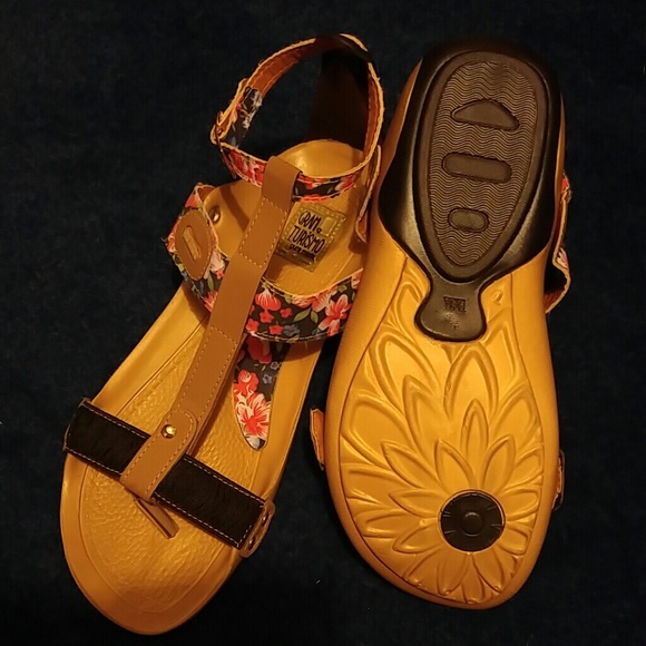 One of a kind Grand Turismo Sandals - Picture 3 of 3