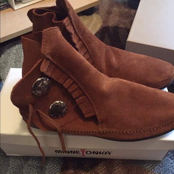 🎉SOLD🎉 Minnetonka Moccasin Boots (BRAND NEW) - Picture 3 of 4