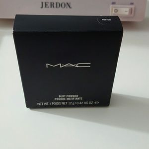BNIB MAC blot pwd in medium