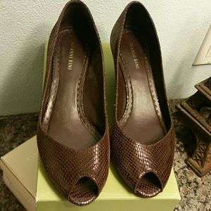 Wedge peep toe shoes