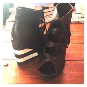 Deena & ozzy peep toe laced striped wedge