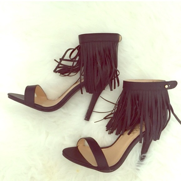 Black fringe heels 😍 Good for the fall 🍁🍂