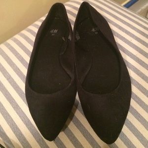 Pointed-toe black flats