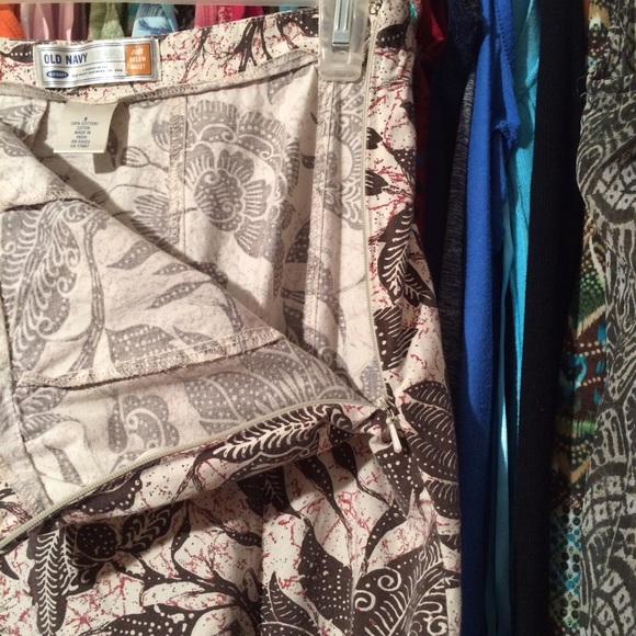 Old Navy Skirt SZ8 gently used - Picture 2 of 3