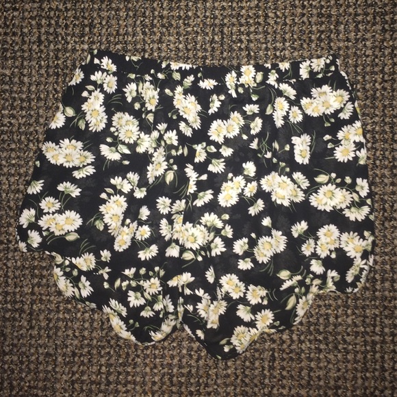 scalloped flowy shorts - Picture 1 of 4