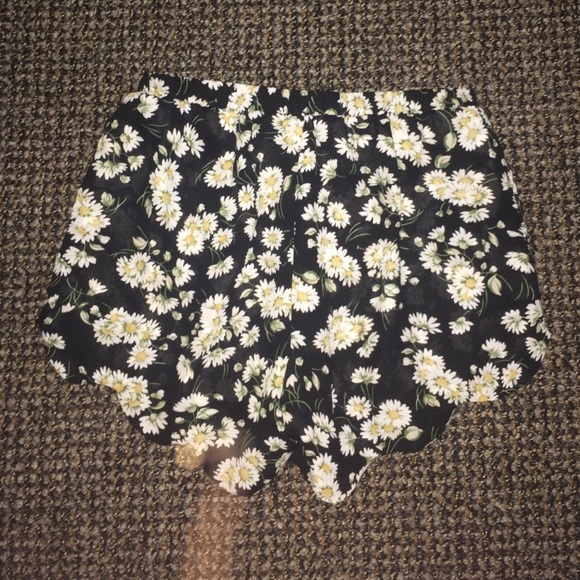 scalloped flowy shorts - Picture 2 of 4