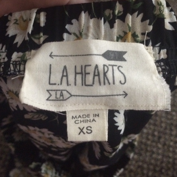 scalloped flowy shorts - Picture 3 of 4