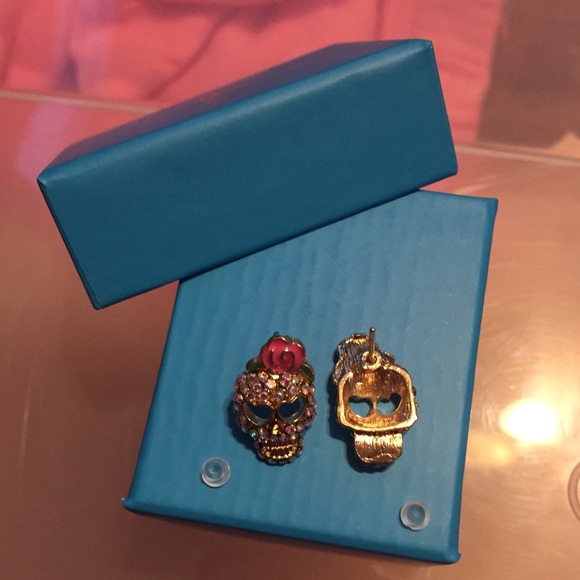 *SOLD* New Skull Earrings - Picture 3 of 3