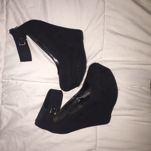 Very large black wedge