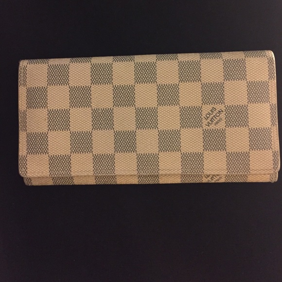 Not authentic Louis Vuitton wallet
