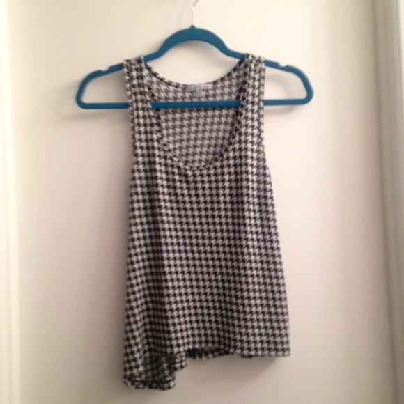 Sleeveless, asymmetrical houndstooth top