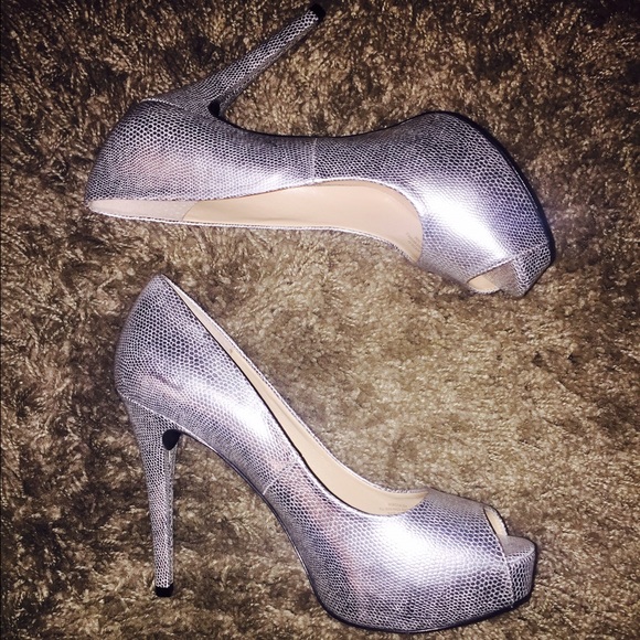 💋SALE💋Brand new Guess peep toe heels