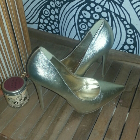 Metallic gold pointy toe stilleto pumps