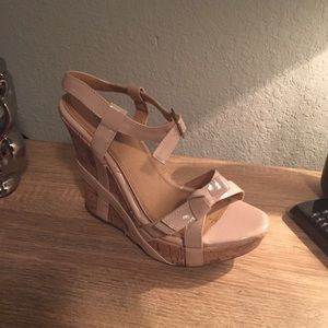 Nude/light pink wedges
