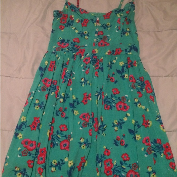 Hollister, super cute floral dress!!💐🌻🌺🌸🌷🍀