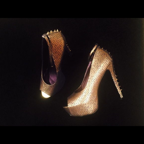 Peep toe pumps