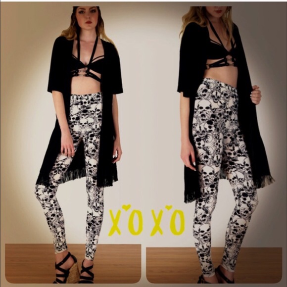 CATACOMBS PRINT BLACK & IVORY SKULL LEGGINGS - Picture 2 of 2