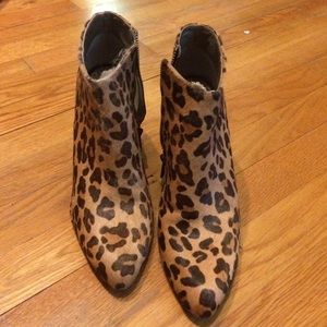 Sz 8.5 Adrienne Vittadini wedge booties.