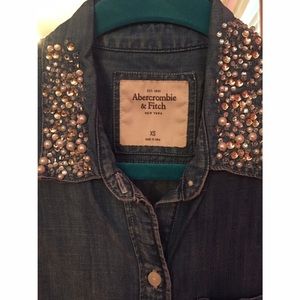 JEAN ABERCROMBIE AND FITCH TOP WITH EMBELLISHMENT