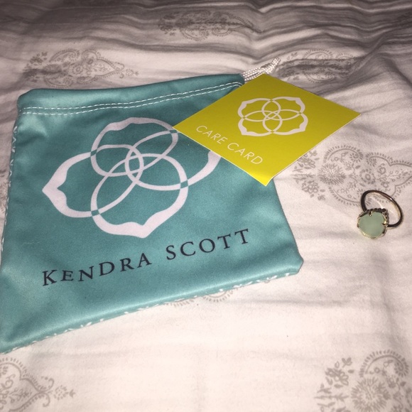 Kendra Scott size 7 ring Chalcedony