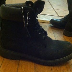 Size 8.5 men's (10 ) in womens . Mid condition